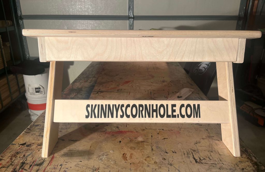 cornhole board legs with skinnyscornhole website link on it